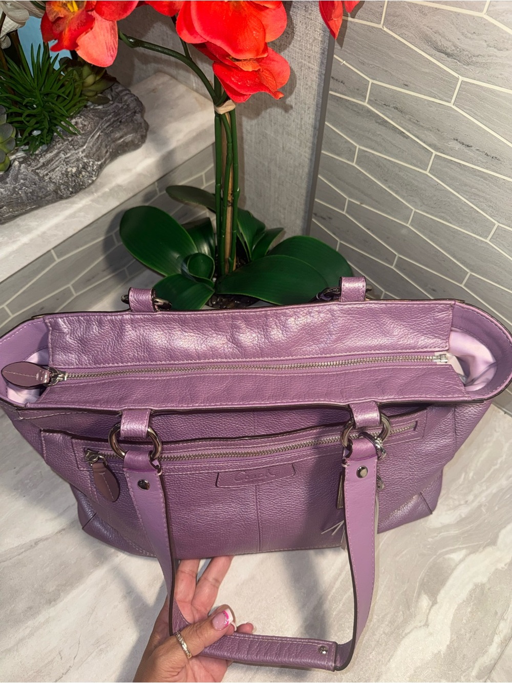 EUC Coach Pebbled Leather Large Shoulder Bag in Pretty Lilac w/ Zippered Closure - Picture 13 of 17